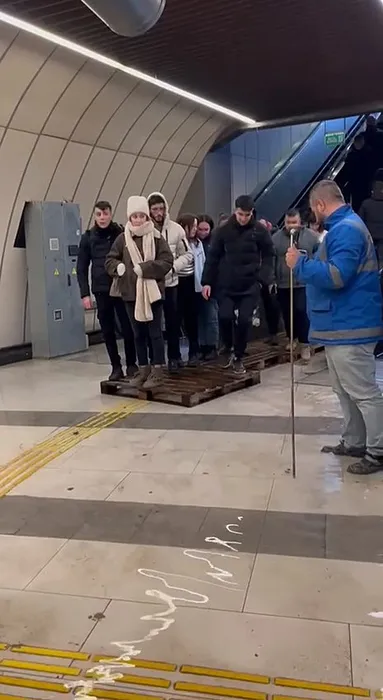 Küçükçekmece’de metrobüs durağı alt geçidini su bastı: Vatandaşlar paletlerin üzerinde resmen parkur yaptı!