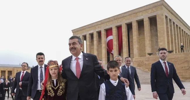 Milli Eğitim Bakanı Yusuf Tekin'den öğretmen ve öğrencilerle Anıtkabir ziyareti - Son Dakika Haberler