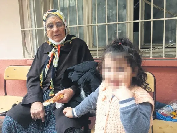 neden-burada-bekliyoruz-anneanne-annemi-ozledim-1637812103765.jpg