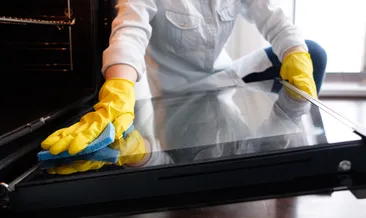 Fırında biriken inatçı lekeleri anında temizliyor! Yalnızca 1 malzeme ile kesin çözüm…