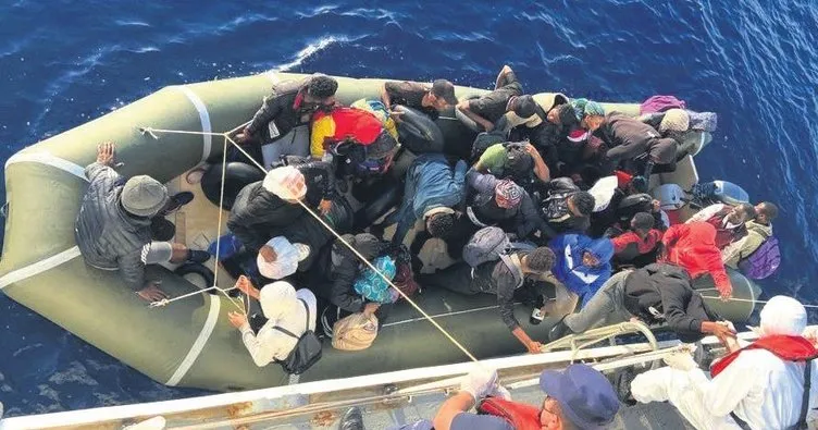 Türk sularına itilen göçmenler kurtarıldı