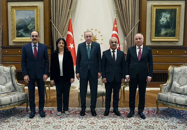 baskan-erdogan-dem-parti-heyetini-kabul-etti-gundem-terorsuz-turkiye-sureci-1770813179244.jpeg Başkan Erdoğan, DEM Parti heyetini kabul etti! Gündem Terörsüz Türkiye süreci