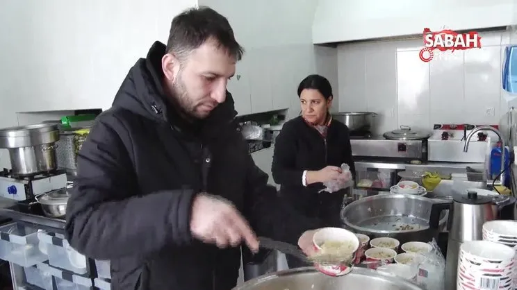 Depremzede aile 6 Şubat depremlerinin yıl dönümünde pilav dağıttı