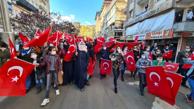 SON DAKİKA HABERİ: Hakkari'de bayraklı protesto! Kadınlardan Diyarbakır annelerine destek...