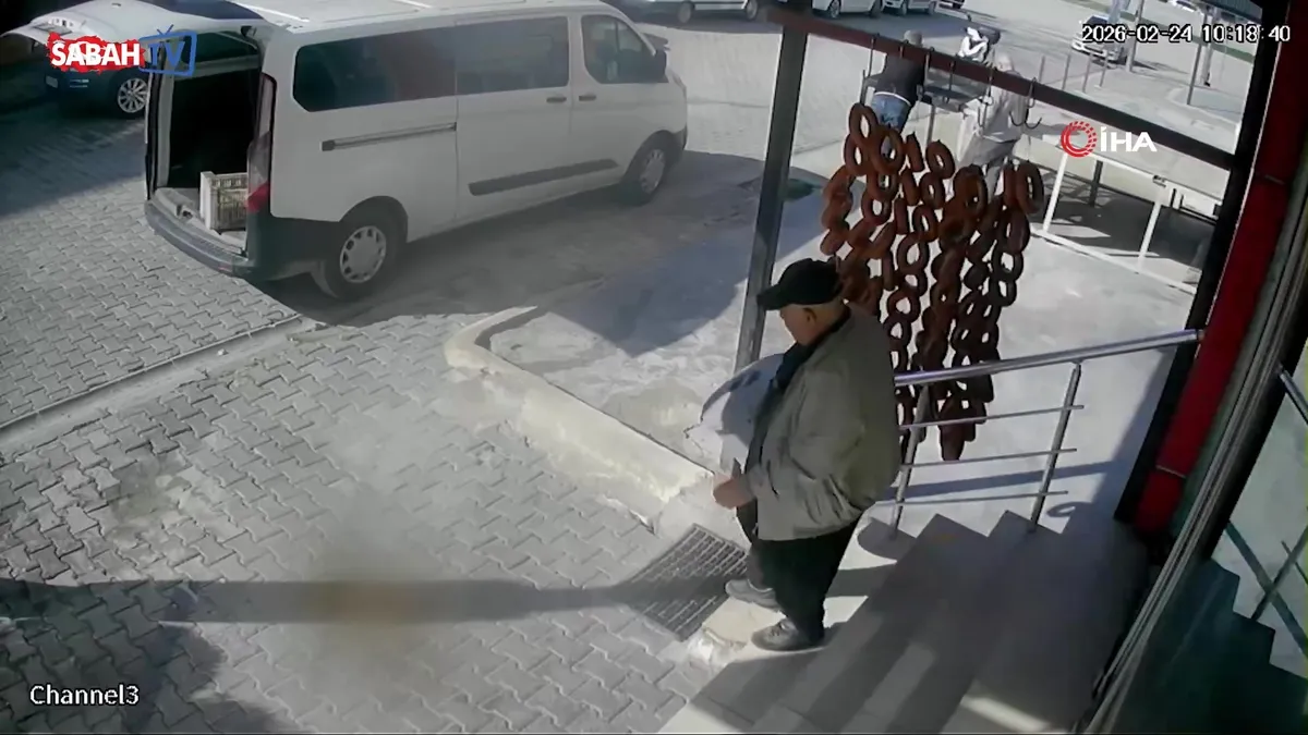 El freni boşalan minibüs ana yola indi, facia son anda önledi | Video videosunu izle El freni boşalan minibüs ana yola indi, facia son anda önledi | Video videosunu izle