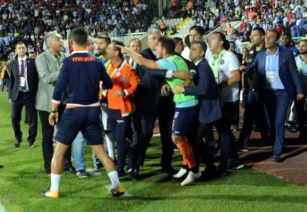 Emre Belözoğlu taraftarla tartıştı! Kavga ve küfür...