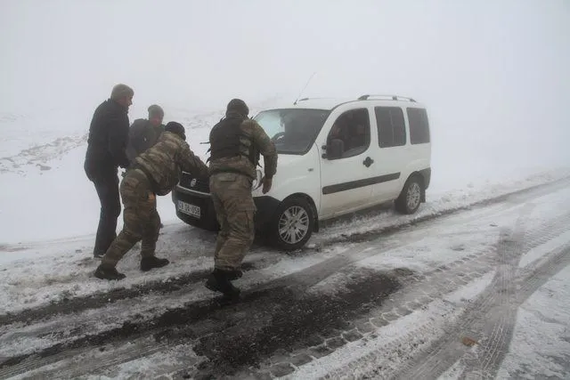 Türkiye'nin birçok kentine yılın ilk karı yağdı