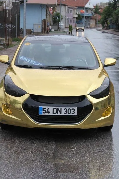 Altın kaplama otomobilini internette satışa çıkardı
