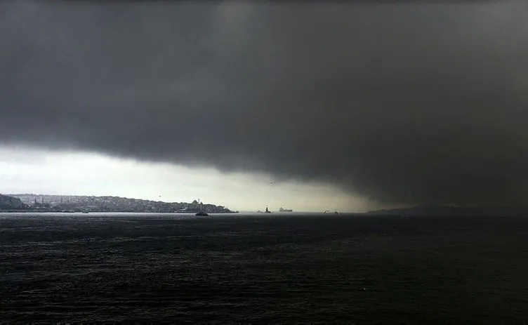 İstanbul’un üzerine kara bulutlar çöktü