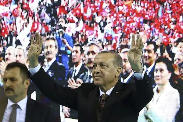 Cumhurbaşkanı Erdoğan, 105 yaşındaki Fikriye ninenin elini öptü