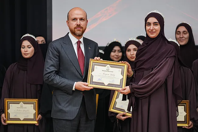 75-gunde-40-ogrenci-hafiz-oldu-bilal-erdogan-dunyada-esi-benzeri-yok-diyerek-duyurdu-1788946281229.jpeg