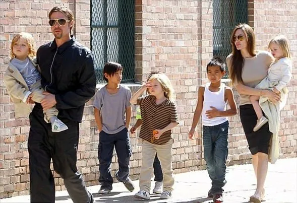 Angelina Jolie Brad Pitt’i Hatırlatan Dövmelerini Sildirmek İstiyor