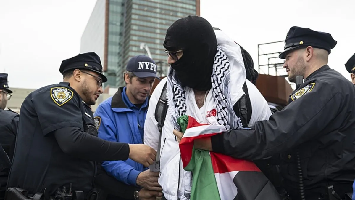 New York'ta düzenlenen Filistin'e destek gösterisine yeni mezun öğrenciler de katıldı
