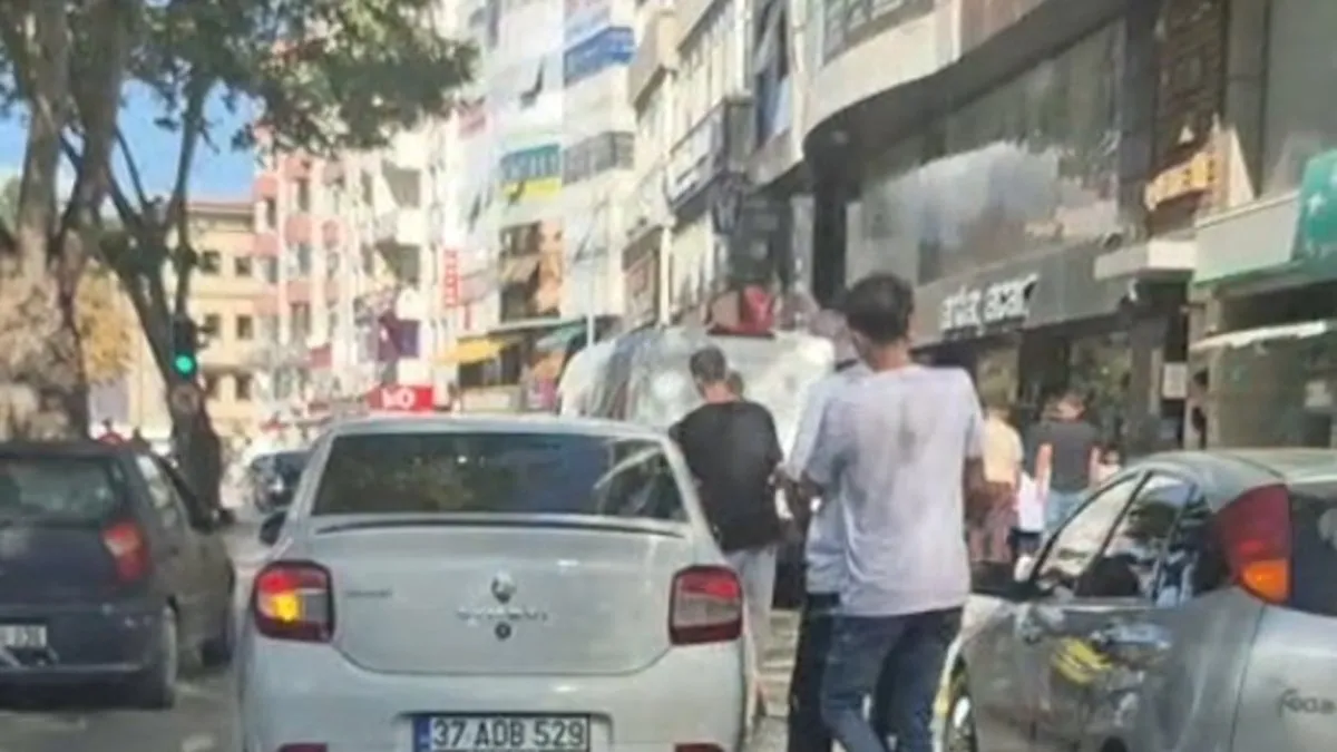 Skuterli çocukların tehlikeli yolculuğu: O anlar cep telefonu kamerasına yansıdı!