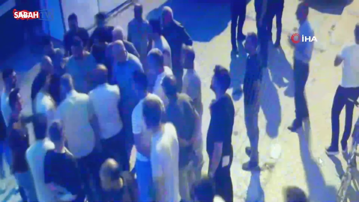 Eskişehir’deki dehşet kavganın görüntüleri ortaya çıktı: Kafasına satırla vurmuşlar! | Video videosunu izle Eskişehir’deki dehşet kavganın görüntüleri ortaya çıktı: Kafasına satırla vurmuşlar! | Video videosunu izle