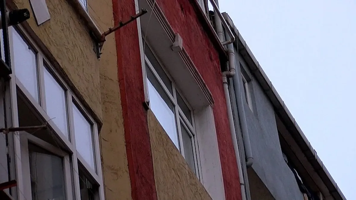 Bayrampaşa'da feci olay! 3. kattan düşen kadın ağır yaralandı