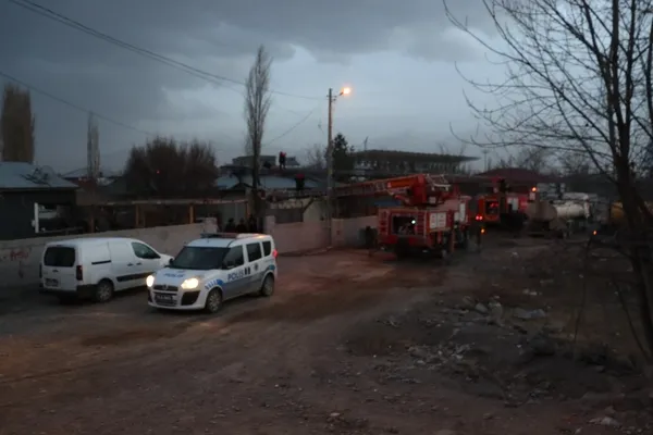 igdirda-gecekonduda-cikan-yanginda-maddi-hasar-meydana-geldi-1678031570598.jpeg