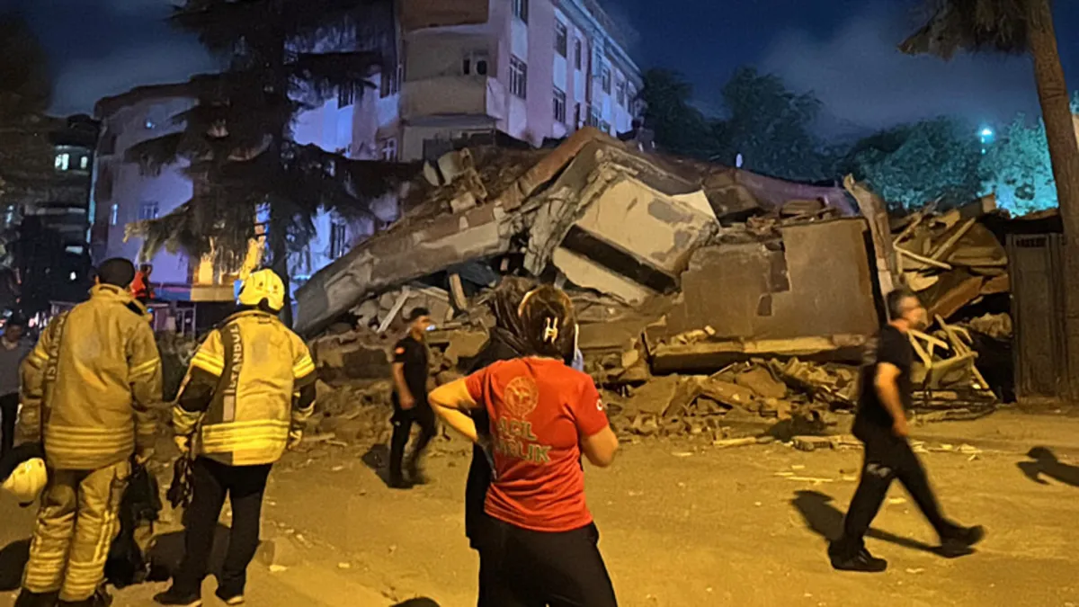 Bahçelievler’de tahliye edilen bina çöktü Bahçelievler’de tahliye edilen bina çöktü