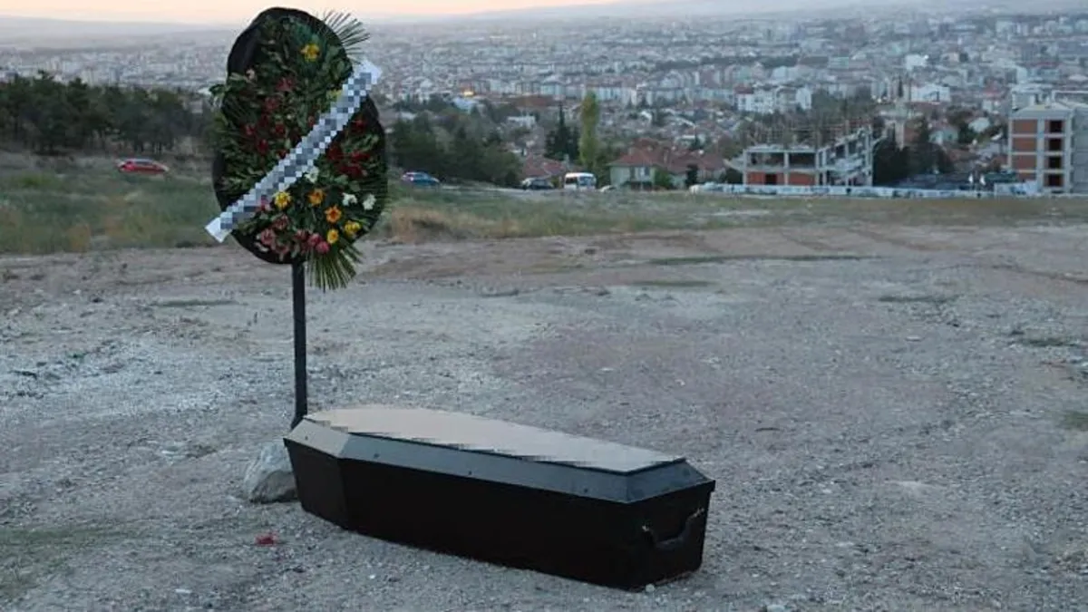 Boş araziye bırakılan tabut polisi alarma geçirdi Boş araziye bırakılan tabut polisi alarma geçirdi