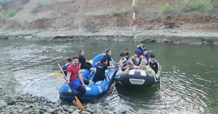 Suriyeli öğrenciler rafting takımında