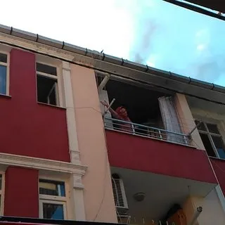 Sinir krizi geçiren kadın evini ateşe verip eşyalarını balkondan attı