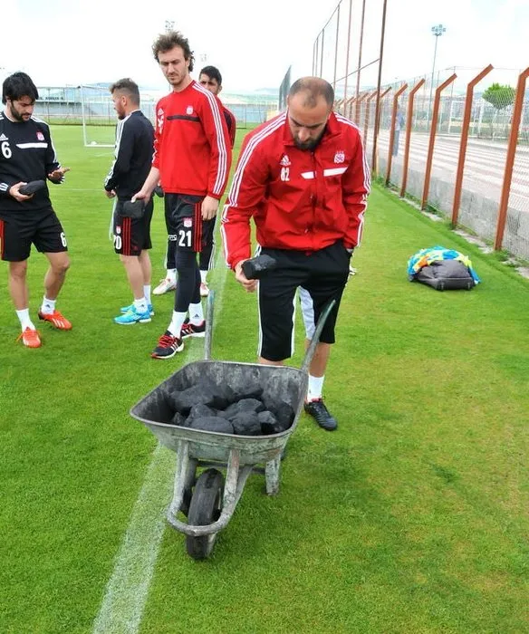 Sivassporlu futbolcular antrenmana kömür getirdiler