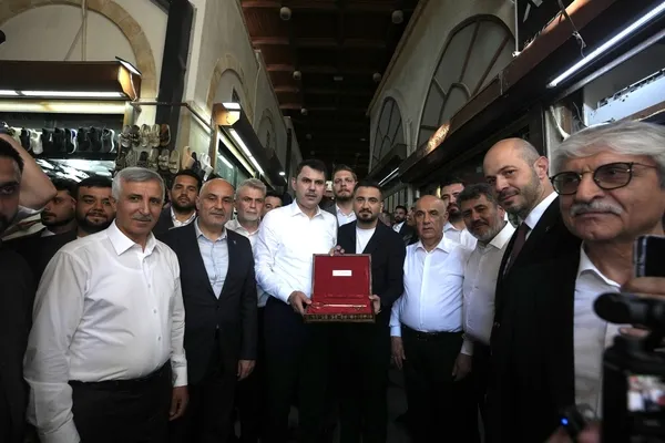 bakan-kuruma-kapalicarsi-esnafindan-anlamli-hediye-devletin-butun-gucunu-hissettik-1785737545813.jpg