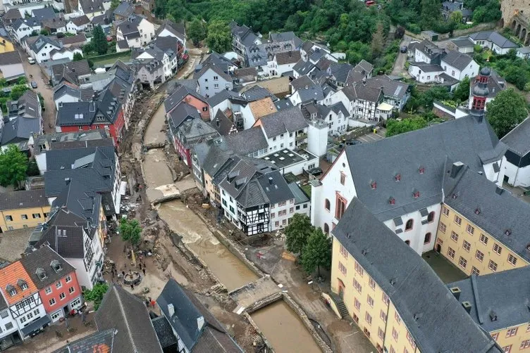 Almanya’yı sel vurdu: Binalar çöktü, caddeler sular altında kaldı...