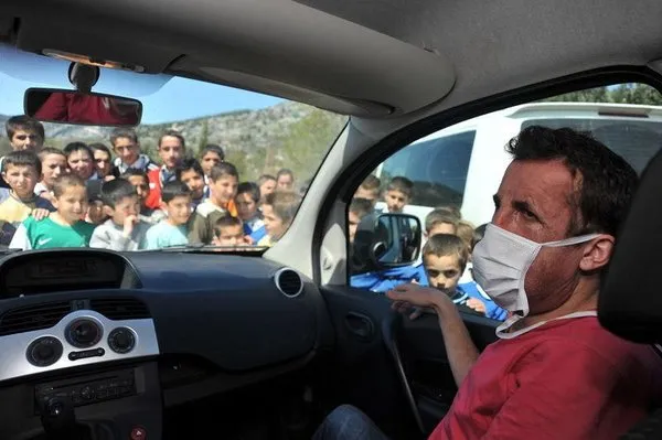 Uğur Acar yeni yüzüyle ilk kez köyüne gitti
