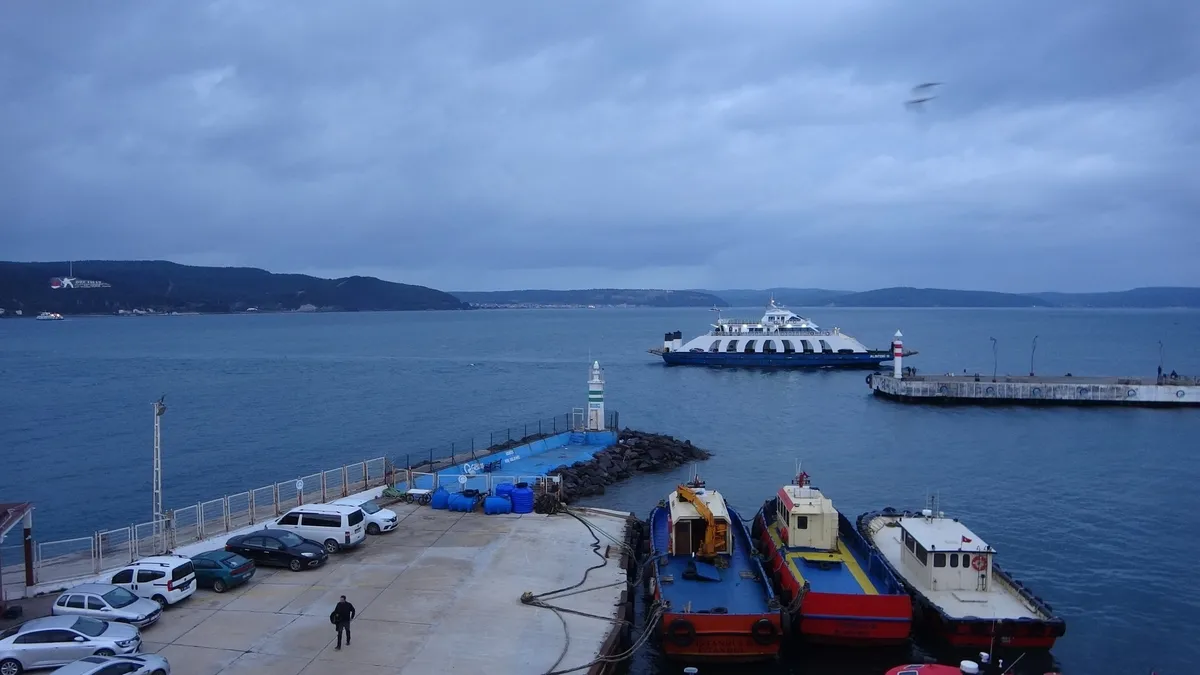 Lodos fırtınası nedeniyle çift yönlü trafiğe kapatılmıştı: Çanakkale Boğazı 45 saat sonra açıldı! Lodos fırtınası nedeniyle çift yönlü trafiğe kapatılmıştı: Çanakkale Boğazı 45 saat sonra açıldı!