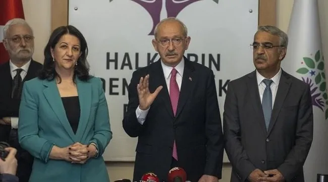 aksenerin-ikiyuzlulugu-pes-dedirtti-o-masada-hdp-yokmus-karanlik-pazarliklari-da-gormezden-geldi-1682974575708.jpeg Meral Akşener'in ikiyüzlülüğü pes dedirtti: O masada HDP yokmuş! Karanlık pazarlıkları da görmezden geldi