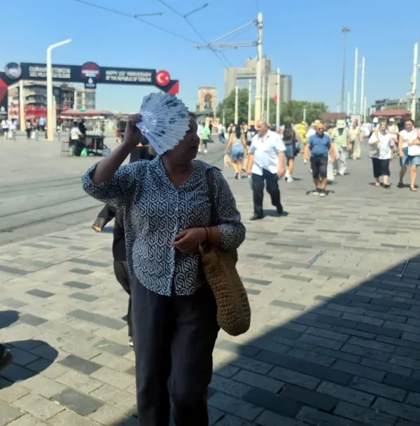 col-sicaklari-istanbullulari-kavurdu-sicak-havadan-bunalanlar-sahillere-ve-plajlara-akin-etti-1753211457815.jpg