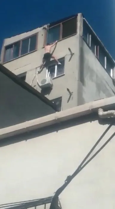 Beyoğlu’nda ABD’li bir kişi pencereye tırmanırken böyle düştü