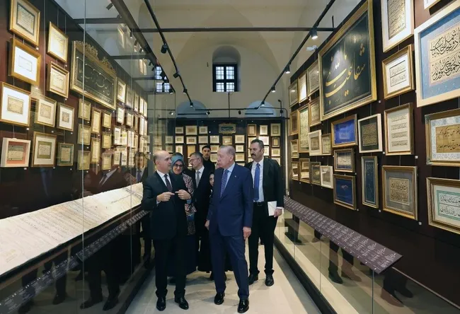 baskan-erdogan-darphane-i-amire-muzelerini-gezdi-eserler-hakkinda-bilgi-aldi-1792853885484.jpg