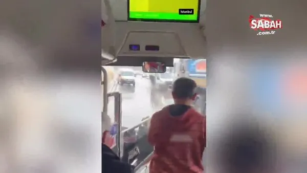 İstanbul'da yollar göle döndü, otobüsün içi bile su ile doldu! | Video