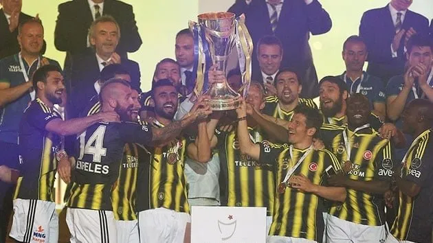 Fenerbahçeli yıldız ayrılık kararını resmen açıkladı!