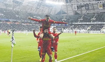 Göz göz üçlük attı