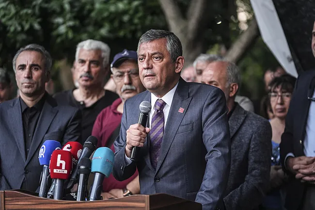 son-dakika-alevilerden-garip-dede-provokasyonuna-sert-tepki-ozgur-ozel-ve-destekcilerine-buyuk-ofke-miting-ala-1782554987208.jpg SON DAKİKA… Alevilerden Garip Dede provokasyonuna sert tepki! Özgür Özel ve destekçilerine büyük öfke: Miting alanına çevirdiniz!