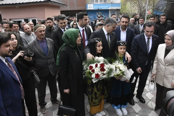 bakan-ciftciye-yillar-sonra-sicak-karsilama-1778939778883.jpg