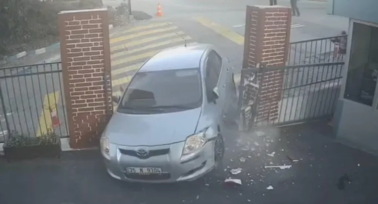 SON DAKİKA... İzmir’de 18 gün arayla benzer kaza: El freni çekilmeyen otomobil okula daldı