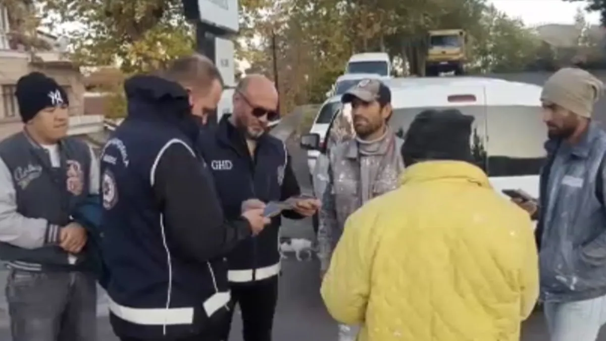 Bakan Yerlikaya duyurdu: 169 organizatör ile 783 düzensiz göçmen yakalandı Bakan Yerlikaya duyurdu: 169 organizatör ile 783 düzensiz göçmen yakalandı