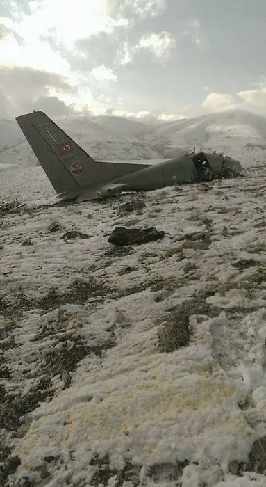 Köylüler uzun süre uçağın enkazını aradı