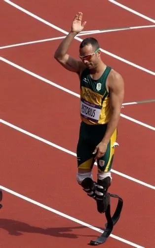 Oscar Pistorius protez bacaklarıyla yarı finale yükseldi