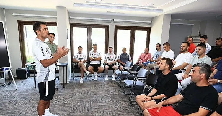 Beşiktaş’ta teknik direktör Giovanni van Bronckhorst görevine başladı