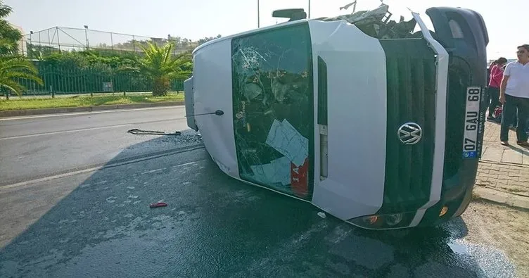 Antalya’da minibüs devrildi: 11 yaralı!