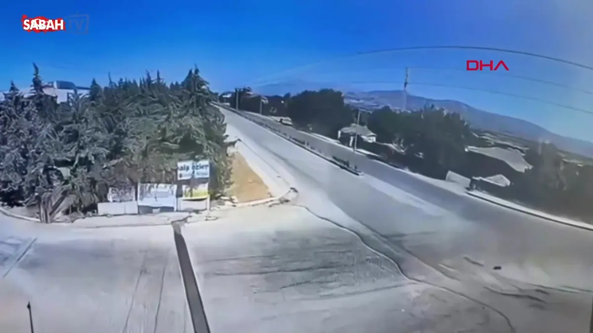 Otomobil ikiye bölündü! 2 kişi hayatını kaybetti: Elazığ’daki feci kaza kamerada videosunu izle | Son Dakika Haberleri