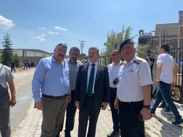 usak-valisi-yanan-fabrikaya-gelerek-yetkilerden-bilgi-aldi-1653642730590.jpg