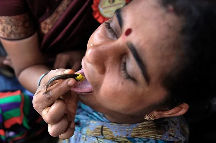 Hindistan’da astıma akılalmaz tedavi yöntemi