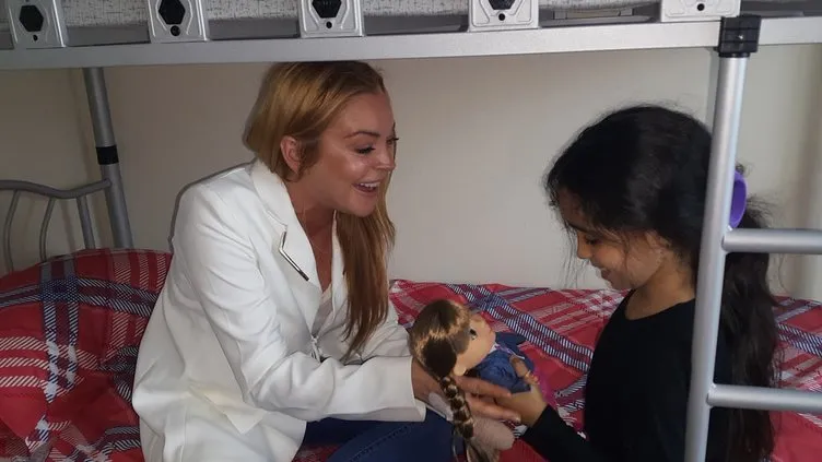 Hollywood’un ünlü yıldızı Lindsay Lohan Suriyeli aileyi ziyaret etti