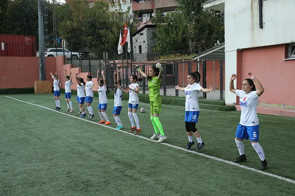 kiz-cocuklari-futbol-oynamaz-algisini-boyle-yerle-bir-ettiler-iste-ilham-kaynagi-o-goruntuler-1733896112024.jpg